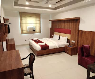 https://imgcld.yatra.com/ytimages/image/upload/t_hotel_yatra_city_desktop/v1568205421/Hotel/New Delhi/00173827/14557428_deluxe_room_(3)_YMiOZZ.jpg